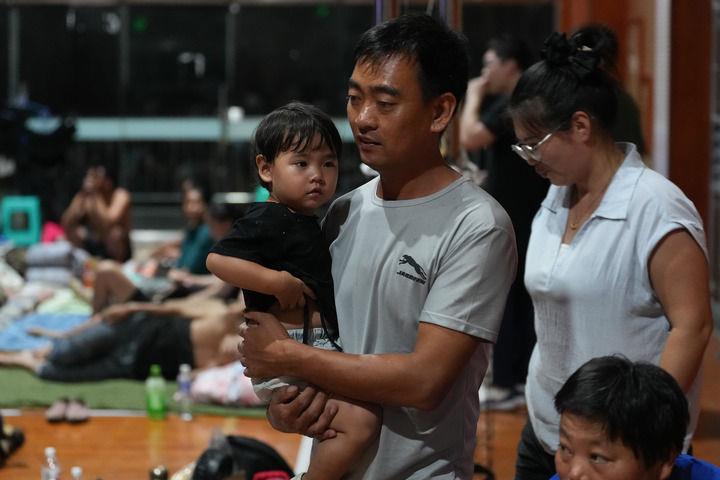 △8月8日，群眾在台州玉環市玉城中學避災安置點休息。