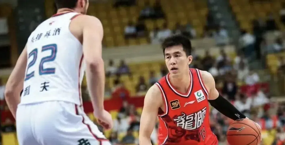 CBA三消息：郭艾伦正式签约，赵睿吃大亏，北京首钢签国手后卫