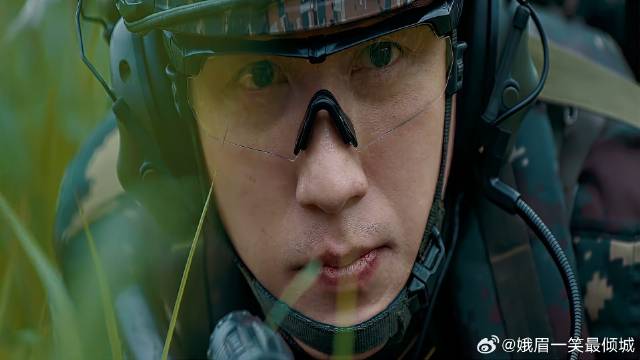 夏初半路车坏，下秒却发现有人在草里，把梁牧泽吓坏