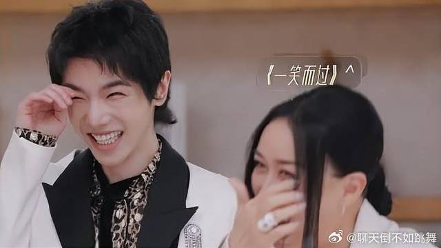 张信哲队加码成功，杨宗纬走向那姐，向她炫耀！