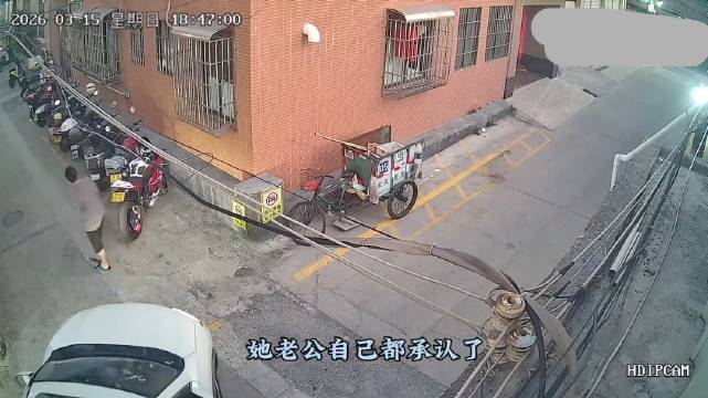 女子推倒他人摩托，丈夫愿赔女子拒赔