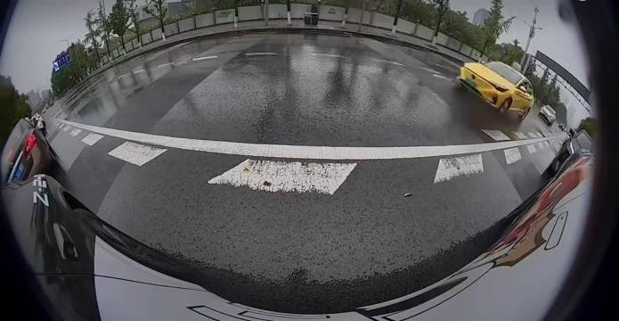 理想i6真抗撞，侧向接货车，门把手弹出，略微变形，人安然无恙