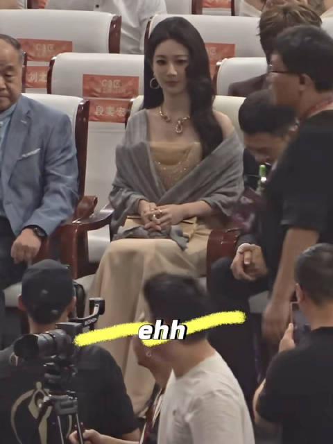 杨紫百花奖内场直拍，杨紫今天好美啊，跟张译坐在一起，什么时候可以合作？