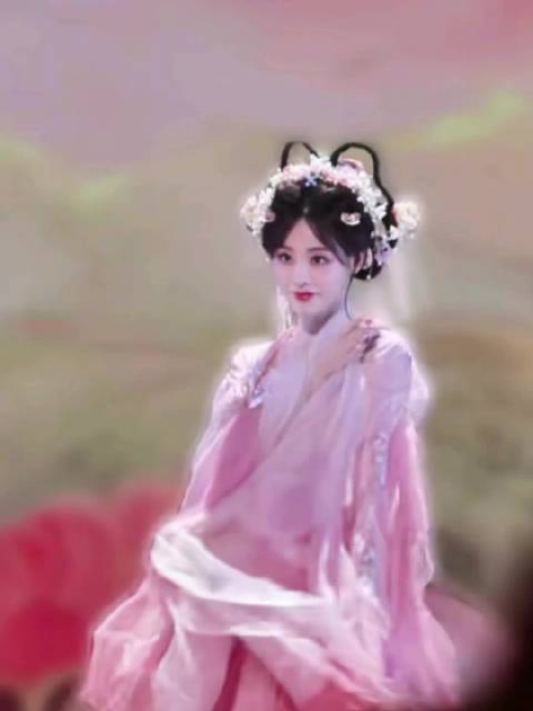 “台上温婉古装美人，台下拳击少女”的反差萌真的太绝了哈哈哈哈打拳的美女
