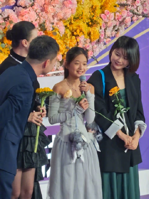曾慕梅说妈妈梅婷在家通过电视看她