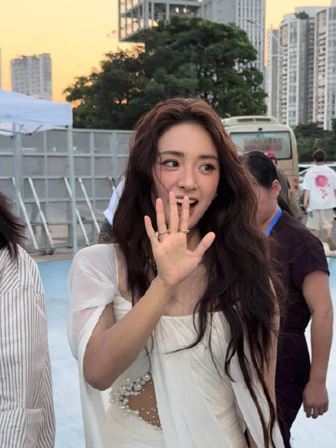 沈月一袭白裙光影中发光，似希腊神女