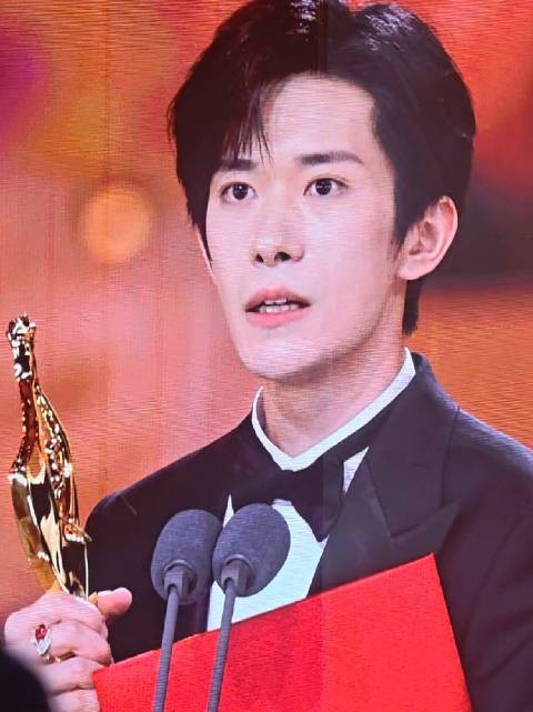 易烊千玺百花奖最佳男主，感言六年前从新人起步哽咽