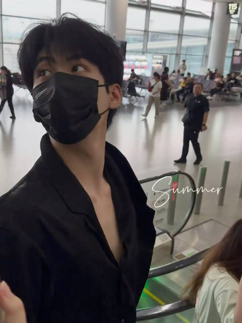 为什么周柯宇在机场还穿过这么烧的衣服！我要闹了！