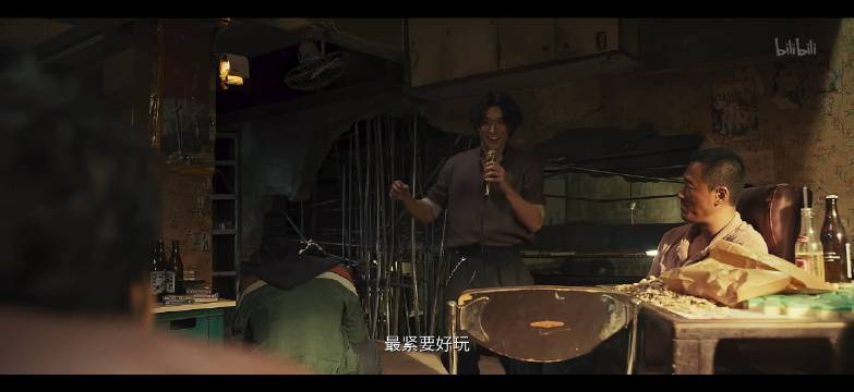 镜头暗示小蓝切老张洗毛巾，卷风叼烟指事后烟