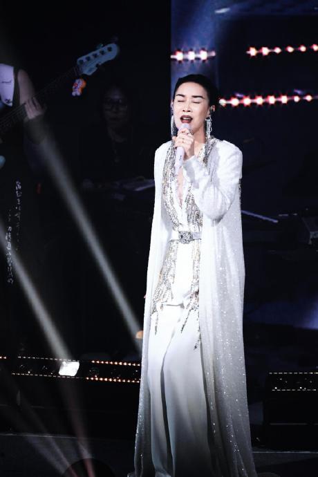 那英为演唱会进行的魔鬼式训练具体包括哪些内容？