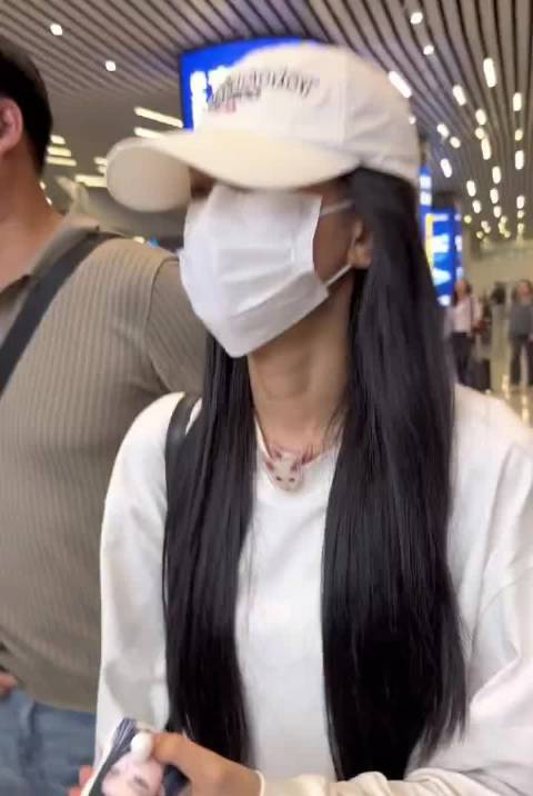 孙怡：护驾护驾！怎么还自己cue护驾呢，好可爱！