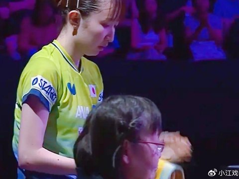 复仇大胜！蒯曼4-1击溃早田希娜，国乒3人围剿日乒独苗，太解气