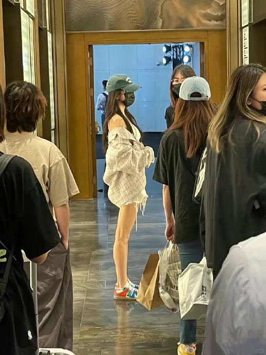 杨幂的穿搭公式对身材比例一般的人是否适用? 杨幂的穿搭公式对身材比例一般的人是否适用?