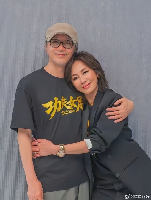 刘嘉玲晒与周星驰合照，曝零片酬出演《功夫女足》