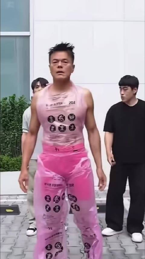 听说这是王嘉尔的老板，不来内娱发展是我们的损失