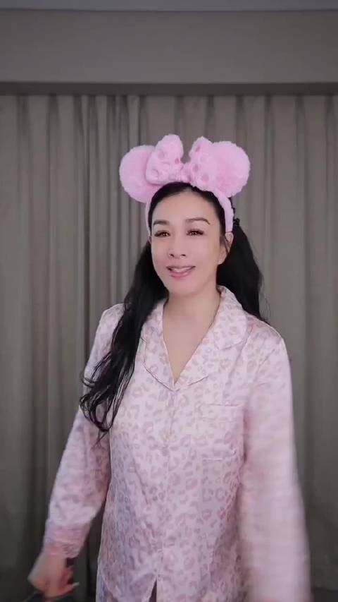 钟丽缇年轻时好美有魅力，与林志颖复刻16年前合照