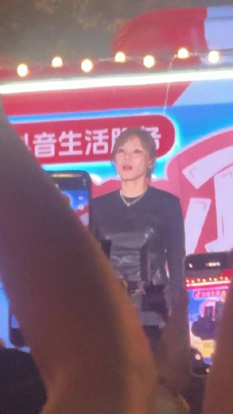 汪顺街头与观众击掌，网友调侃不卫生挥手回应