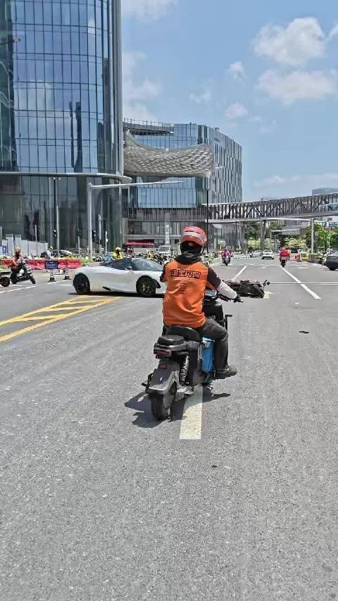迈凯伦超跑掉头撞到外卖小哥
