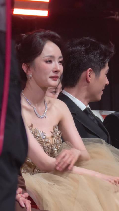 大鹏百花奖获最佳导演，杨幂台下泪目