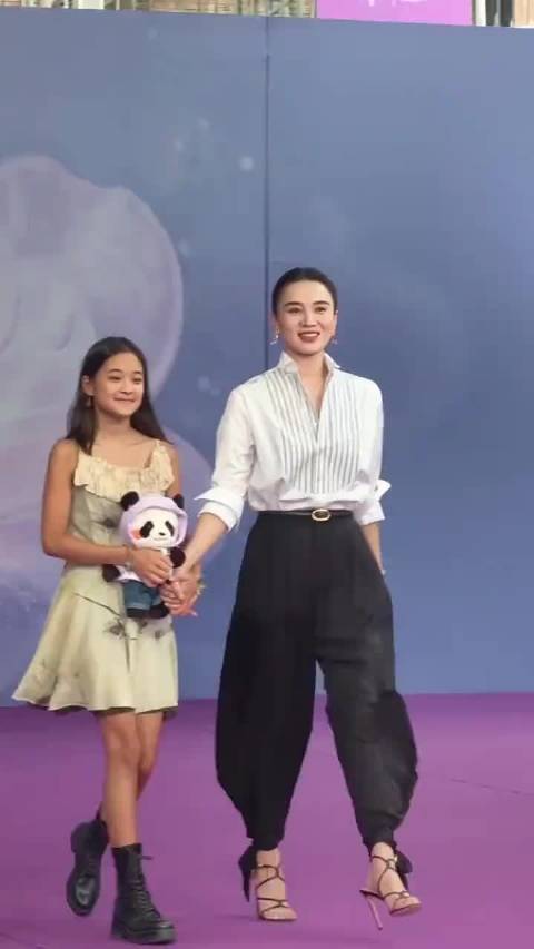 宋佳与梅婷女儿曾慕梅亮相百花奖红毯，演技自然松弛