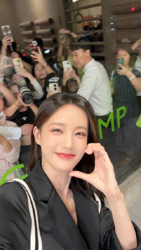 李…