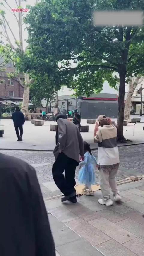 张若昀唐艺昕英国偶遇，女儿穿艾莎裙父母慌里慌张护隐私