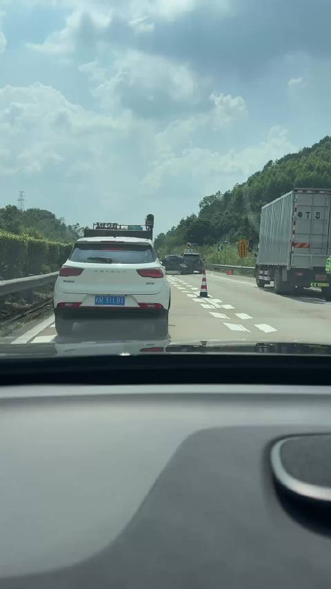 货车的重量面前，帕拉梅拉都要变两厢车！