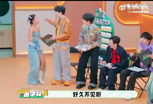 以前没发现，吉克隽逸和张小婉居然长得这么像!