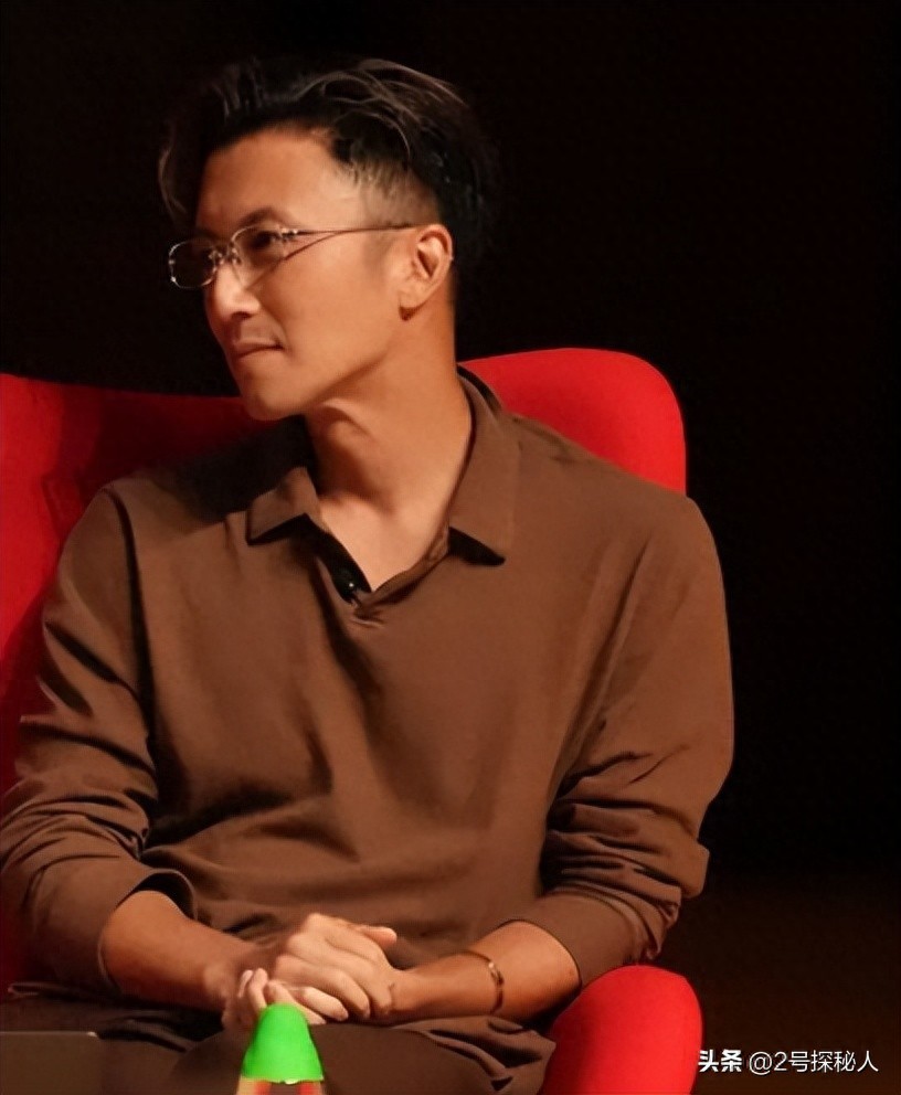 张柏芝被前任翻旧账，谢霆锋戴26年定情镯现身：白月光一直是王菲
