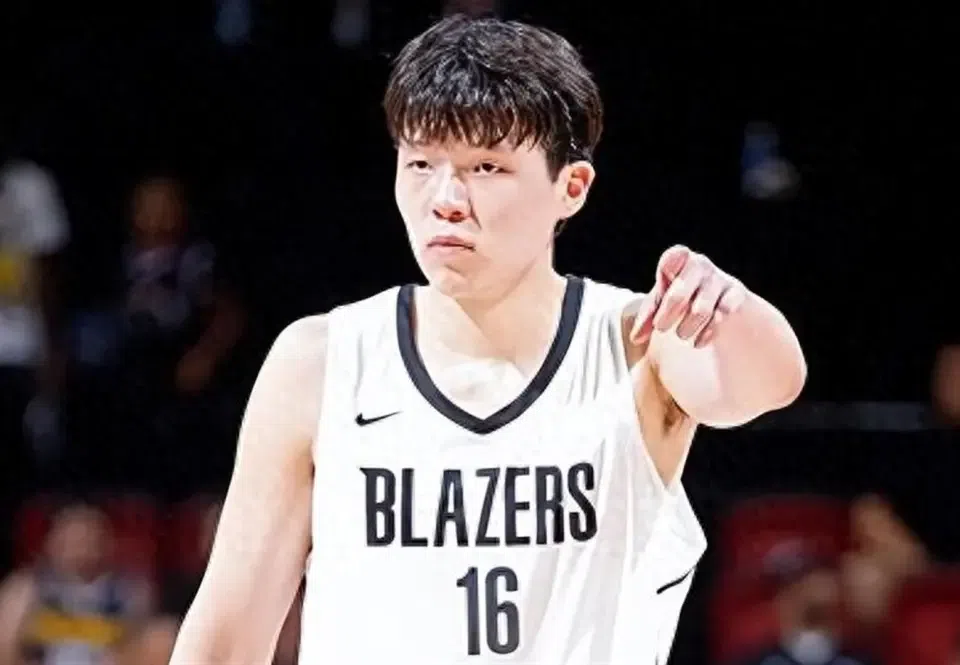 世预赛19分12板只是开胃菜！杨瀚森特训归来，10月8日季前赛直面勇士，能否在NBA站稳脚跟？