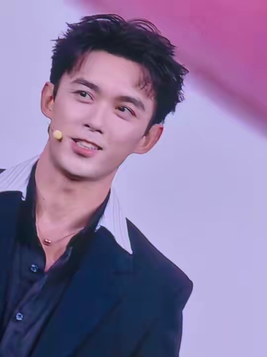 摄影师才疑惑说 脖子突然有个绿色灯不好拍 瞬间一阵欢呼