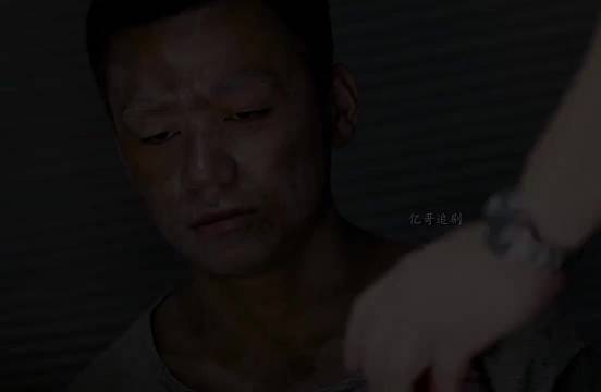 王宝强饰演疯癫杀手警局挑衅，承认杀两只狼戏耍警察