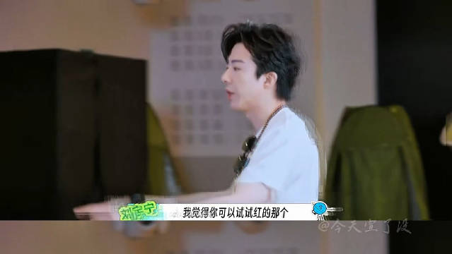 这么高却进了这么小的换衣棚！我感觉头都快露出来了