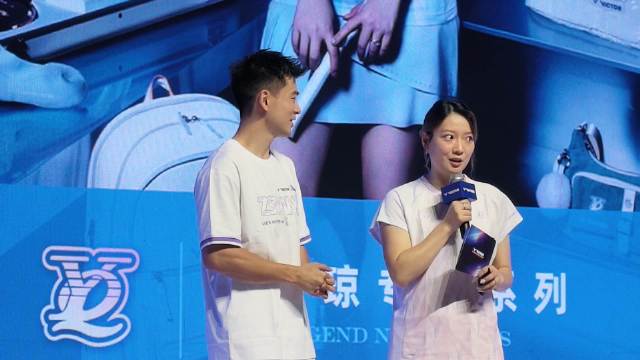 黄雅琼送郑思维新衣，刘雨辰当小助理递礼物