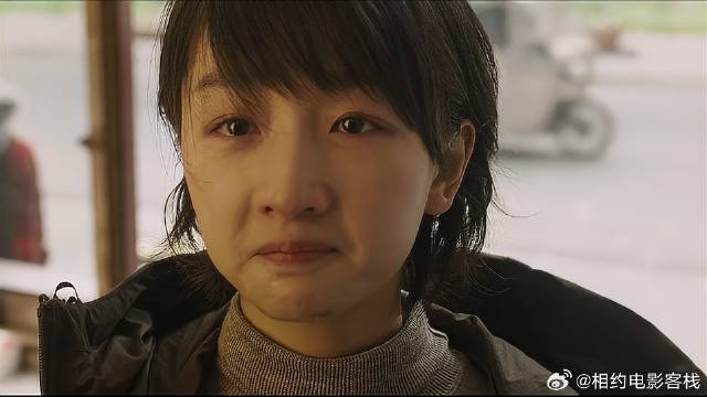 见清终于成功，小晓看着电视里的他，留下了泪水