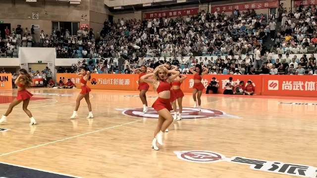 美国西雅图巨浪 vs 法国塞纳传奇 比赛拉拉队