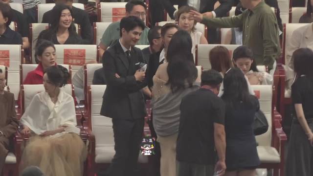 杨紫百花奖闭幕式与刘昊然、高叶热聊，然后和莫言老师、张译老师打招呼后入座