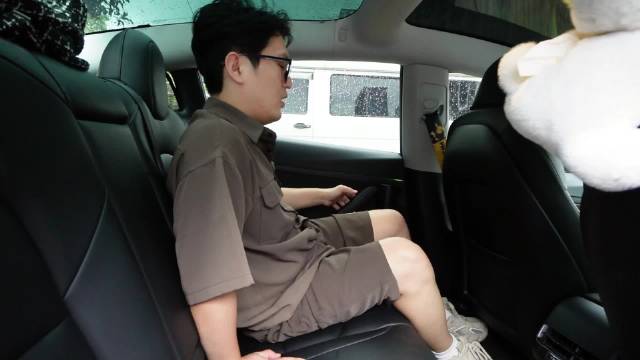 女友开车时和坐副驾时的后排空间表现
