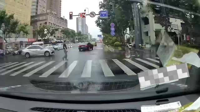 8月10日网约车中山南路红绿灯下停车下客，鸣笛后刹停险追尾