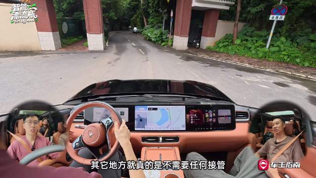 智界V9华为自动泊车，极限车位精准入位