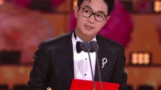 大鹏获百花奖最佳导演，从网络短视频到领奖台
