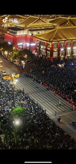 大唐不夜城节假日人多吗 两百预算够玩吗