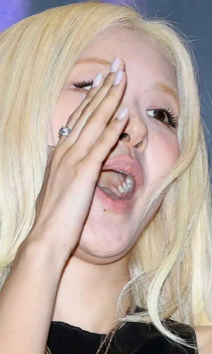 网友对Jennie捂鼻子被拆台的事件有什么评价？