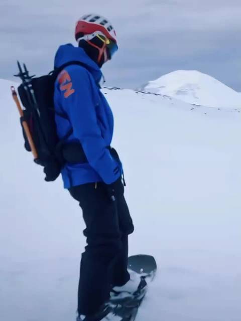 王一博滑雪裹严实难辨认，认准官方视频勿猜路人