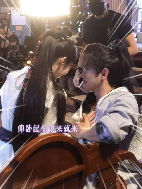就这么埋肩笑