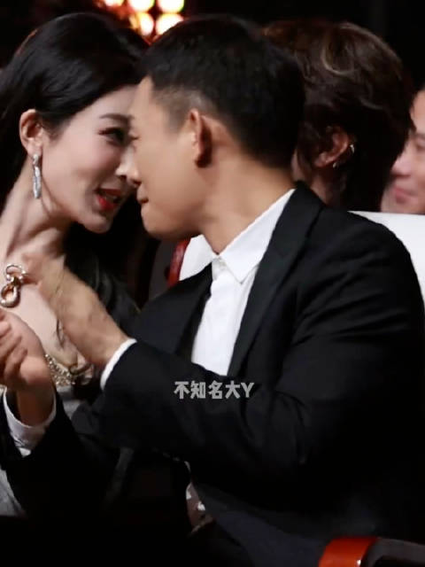 杨紫张译贴脸热聊！什么时候合作啊？这个角度杨紫好有神性啊！袁泉白百何