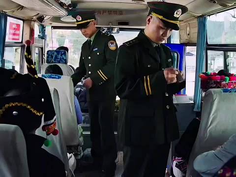 扯什么来，押这级别的犯人，开一辆车