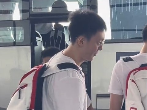 男篮抵顺德备战热身赛！胡明轩+王俊杰+李悦洲随队，仪式感拉满！