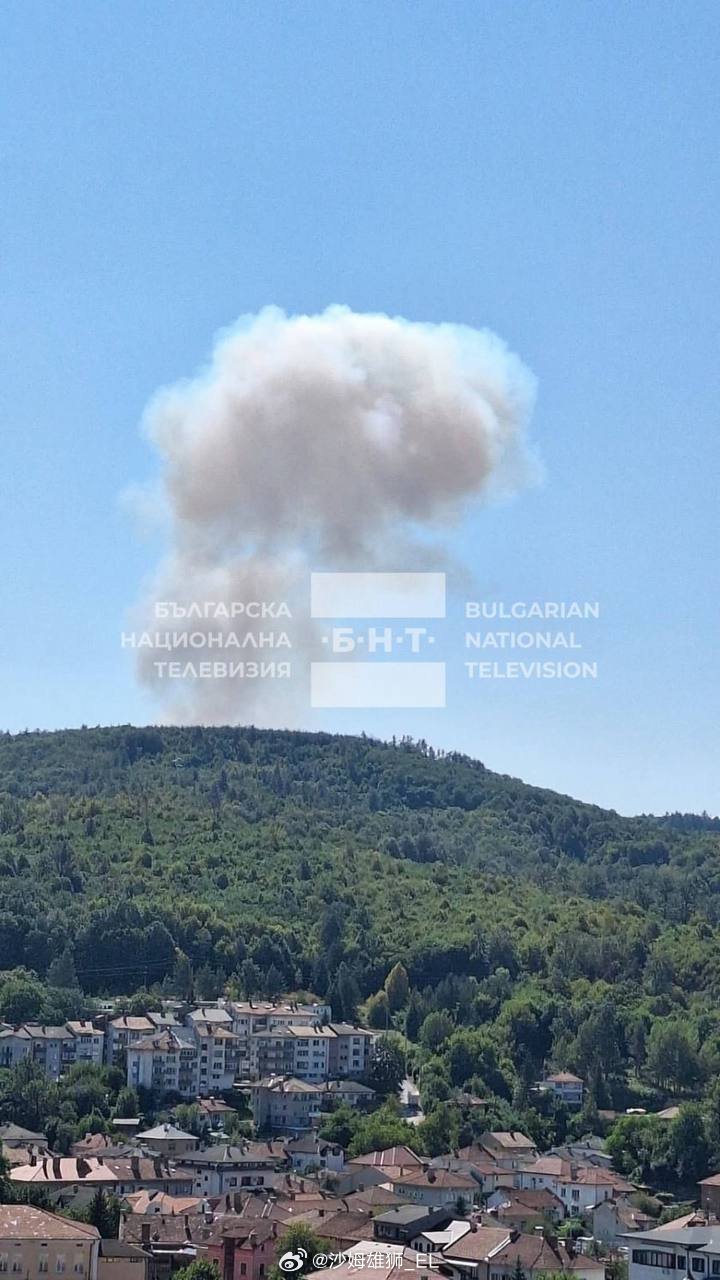 保加利亚弹药库爆炸，卡车起火引发