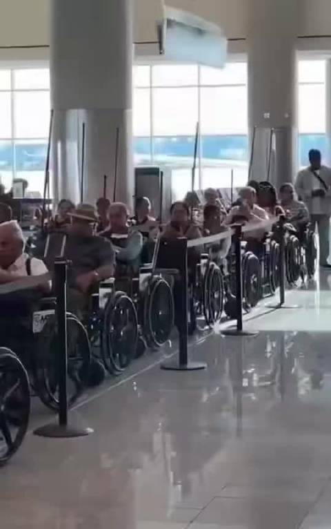 亚特兰大机场往返印度航班，众多印度旅客乘坐轮椅